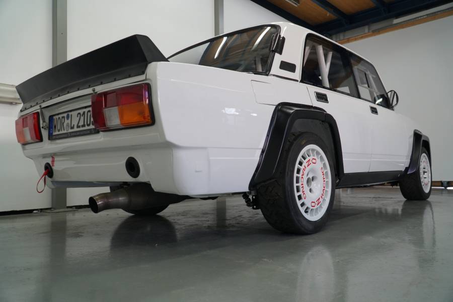 Lada b c